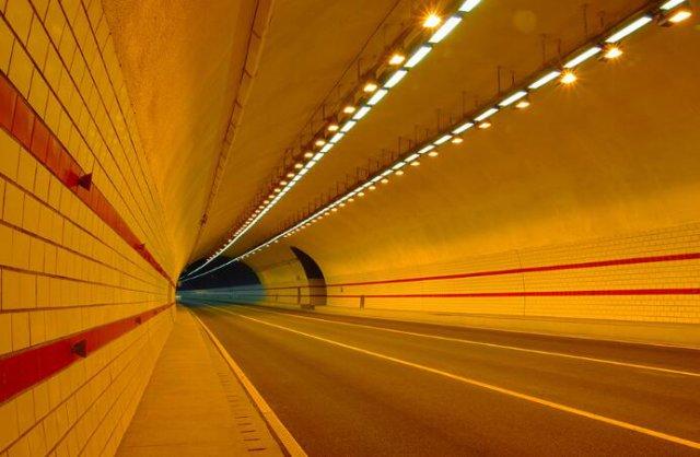 莲花山隧道主线今起最高限速提至70公里/小时