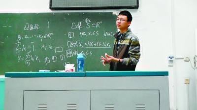 大三男生开班讲高数课受拥戴 获誉学神_资讯