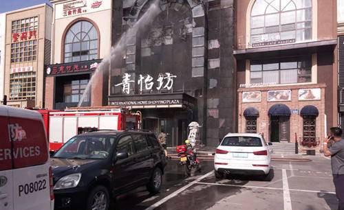 长春突发火灾 黑烟有七八层楼高