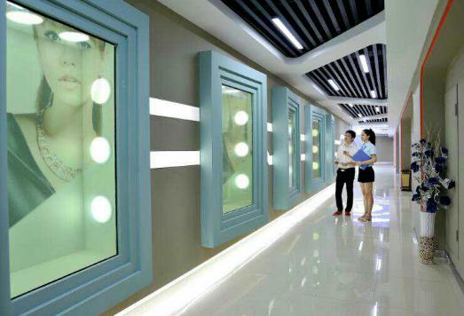 让玻璃动起来,这项发明可能改变全世界的广告