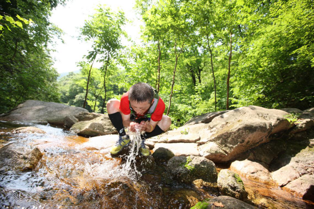 巴图鲁关东越野系列赛开赛 百人齐聚关门山