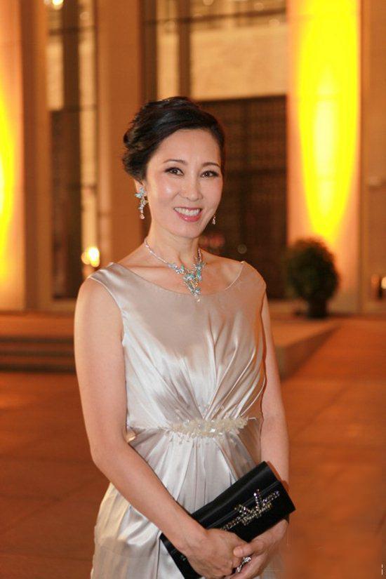 首富王健林老婆才是真名媛 王思聪他妈很会穿_大辽网_腾讯网