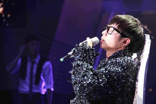 范冰冰惊艳亮相快男舞台 v神话题量接近两千万