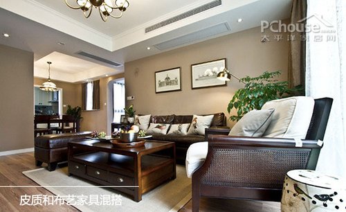 墙面整体采用咖啡色乳胶漆,挂上两幅建筑画打造沙发背景墙,线条简明的