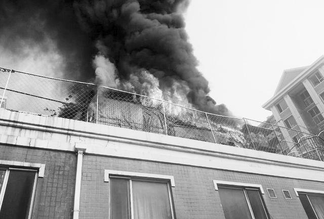 音乐家二楼顶建铁皮房 因天热鞭炮声中着大火