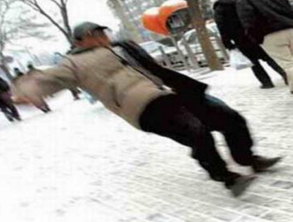 雪天老人摔倒无人敢扶?大连17岁高二男生出手