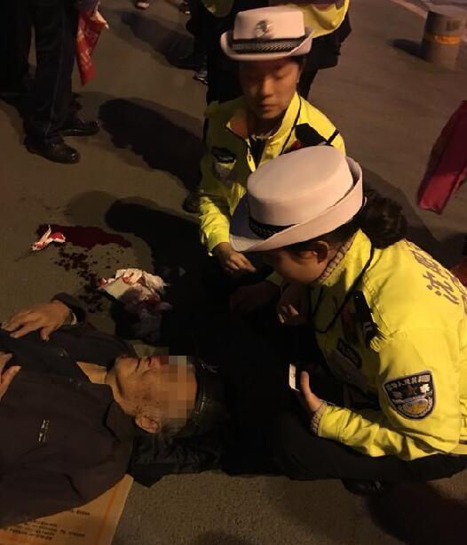 冷风中,街头九旬老人倒地流血不止,三名女交警蹲地为他擦拭血迹的画面