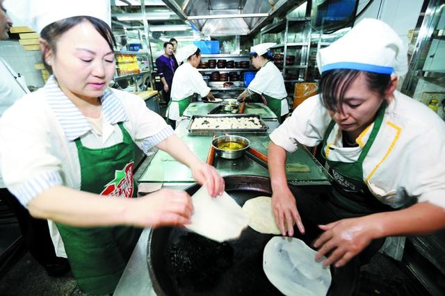 今日立春春饼店预订满员 一厨师擀饼有10层楼高_大辽网_腾讯网
