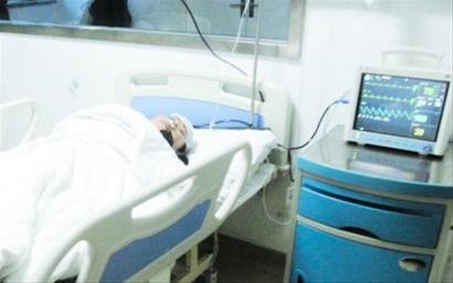 大风刮掉80斤石膏板 过路女子被砸头部昏迷不醒_大辽网_腾讯网