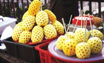 怎样能轻松削去菠萝皮