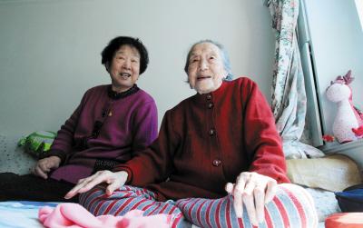 103岁<em>老人</em>白发<em>变黑</em> 受伤缝13针没留疤痕(图)_