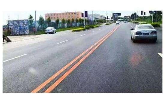 丹东男子实线调头 交警一查是网逃