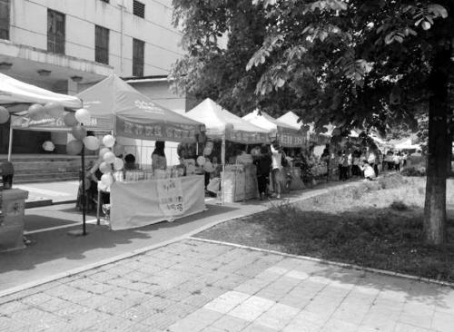 辽宁一高校强制要求学生<em>校内</em>卖货 校方收摊位