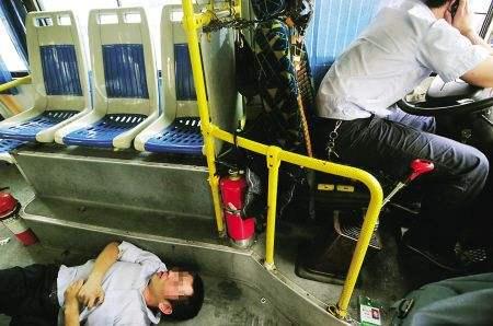 405路上男子犯癫痫病 打人一巴掌后晕倒在地