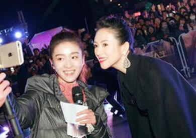 章子怡现身母校露长腿 与师妹张雪迎合影似姐妹花