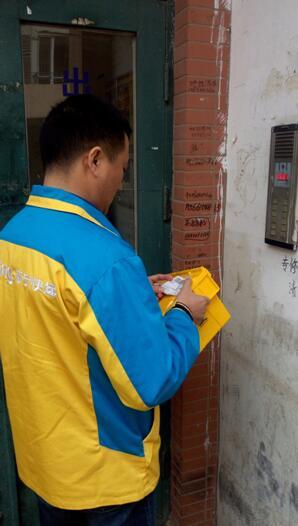 沈阳苏宁总经理化身火箭哥为顾客送快递