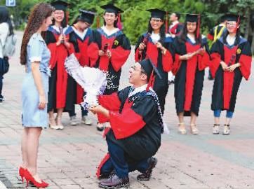 吉林大学17届毕业生学位授予仪式昨日举行