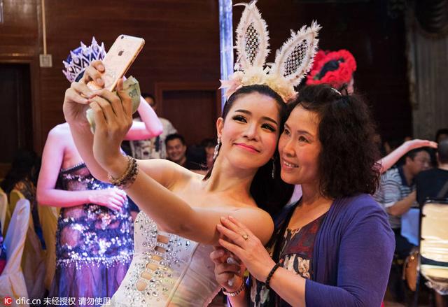 泰国人妖表演现场:4元人民币随便摸_大辽网_腾讯网