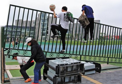 沈阳二十八中学体育场全锁门 晨练先要练跳墙