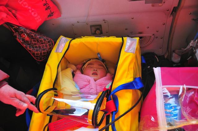 一岁婴儿高烧抽搐直升机出动2小时后将患儿送