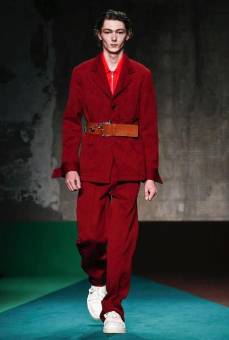 请各位自己脑补禁欲男神身材这套服装的画面.