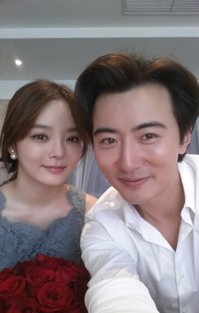 跨国恋蔡琳高梓淇婚纱照曝光 10月完婚_大辽网_腾讯网