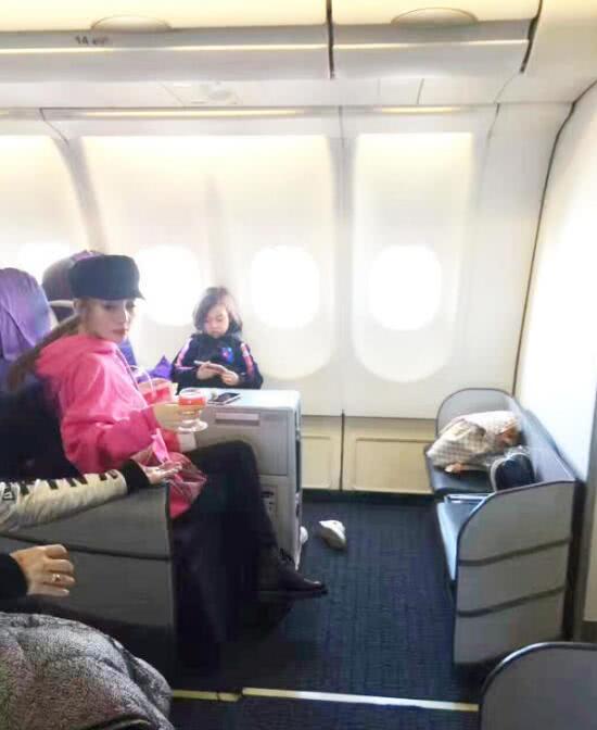 贾乃亮点赞李小璐庆生微博 原谅她的原因在于甜馨？