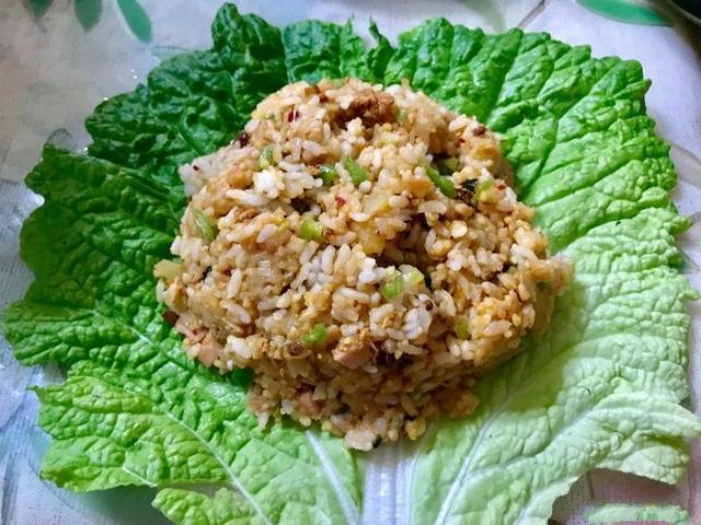 不了不了,先来一份葡萄叶包饭再说~ 东北的菜叶包饭自然前来应战.