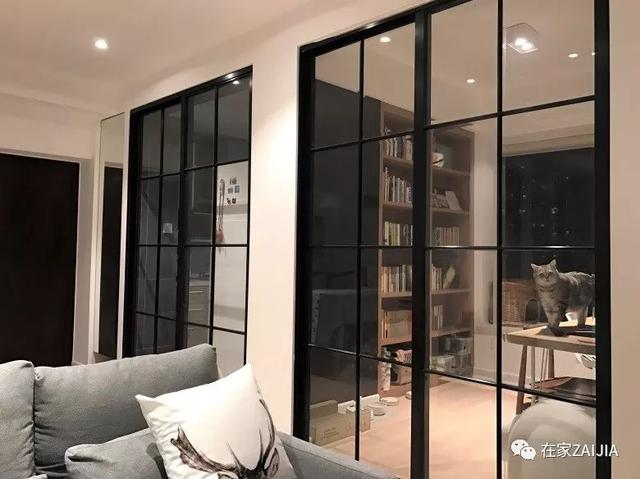 怒拆两面墙,换上两扇玻璃细框移门后最大的感受是改善了客厅的采光