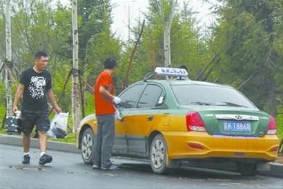 昨日,沈阳沈本大道旁发现一辆辽阳牌照的出租车,车内凌乱,车载摄像头