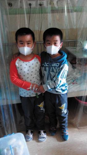 九岁双胞胎弟弟得了白血病 哥哥:独自上学难受