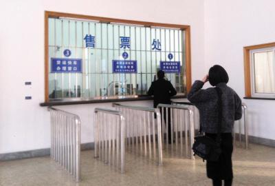 已经有闻讯而来的市民咨询停运日期，购买火车票留做纪念。