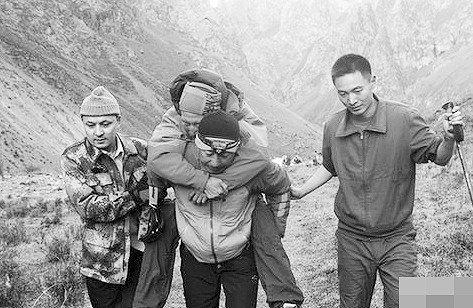 大连驴友突发胃穿孔被困天山 新疆派直升机救