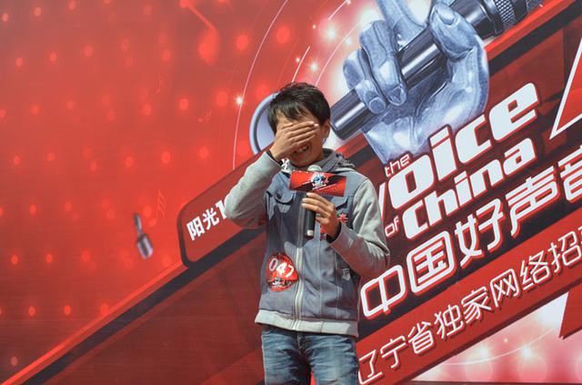 轻伤不下火线 拄拐哥抢镜好声音4网选