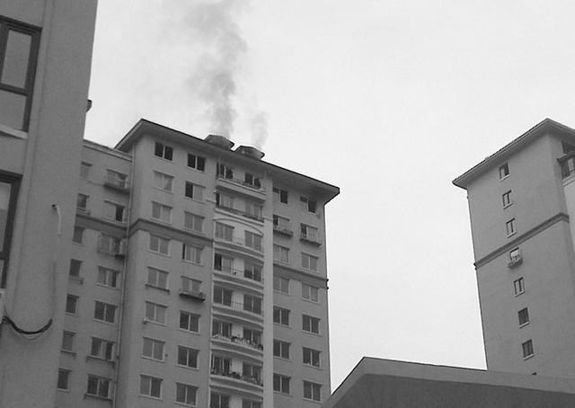 居民楼高层着火 老太冲回家取贵重物品命丧火