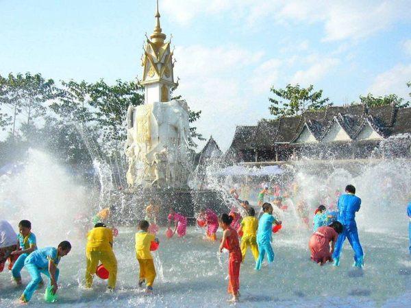纯净洗礼，湿身诱惑，泰国泼水节经历一次“湿身”_大辽网_腾讯网