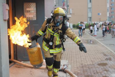 男子点燃液化气罐持斧棍堵门 消防员冒死 抱火