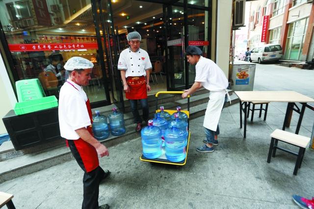 科技谷上百家店铺停水饭店歇业旅店接不了客