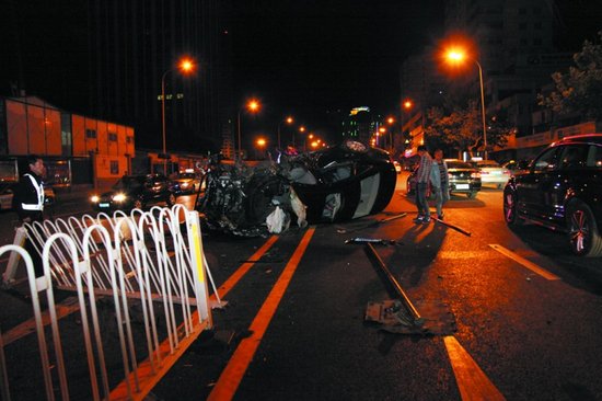 午夜街头轿车翻扣 疑因飙车躲闪不及