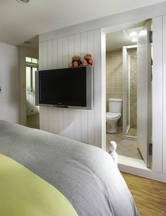 主卧卫浴间的门片以暗门的设计,让空间更显隐蔽,也化解床正对卫生间