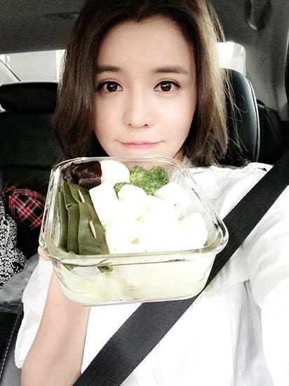 赵薇封口李毓芬吃青菜 女星减肥有偏方