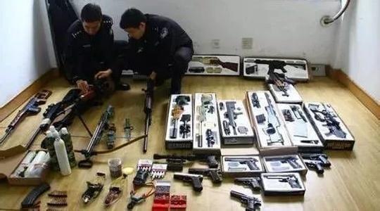 利用社交媒体贩卖枪支弹药 两名男子网络贩枪被抓