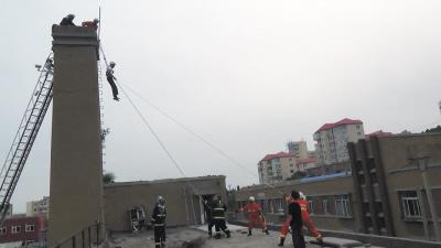 老汉手舞足蹈爬<em>烟囱</em> <em>消防员救人</em>巧用安全绳_大