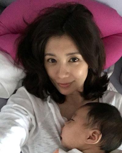 明星卸了妆跟你都一样 好好护肤吧