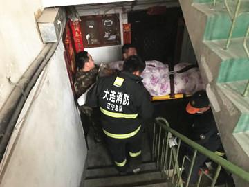 大连一240斤重胖大娘看病 7名消防官兵抬着去