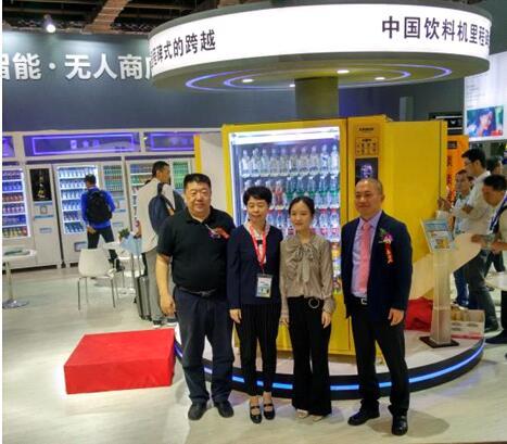 中国弹夹式金码自动售货机亮相上海无人店展会