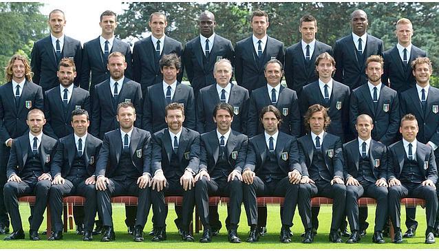 意大利足球队队员身穿dolce&gabbana队服合影