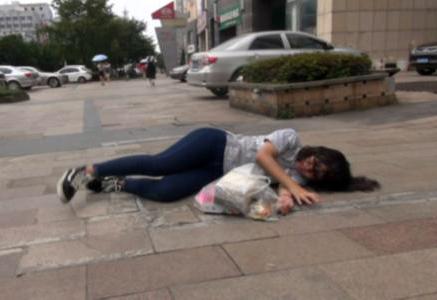 沈阳一妙龄少女晕倒路边 手腕惊现伤口