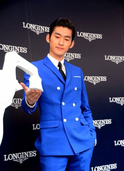 张翰穿宝蓝色西装帅气亮相 低调传递正能量