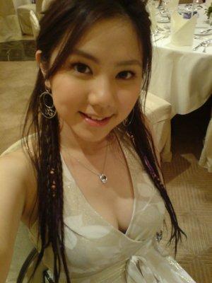 邓紫棋乘地铁被拍 傲人上围疑似缩水_大辽网_腾讯网